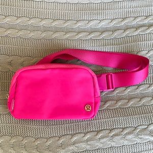 Lululemon Everywhere 1L belt bag